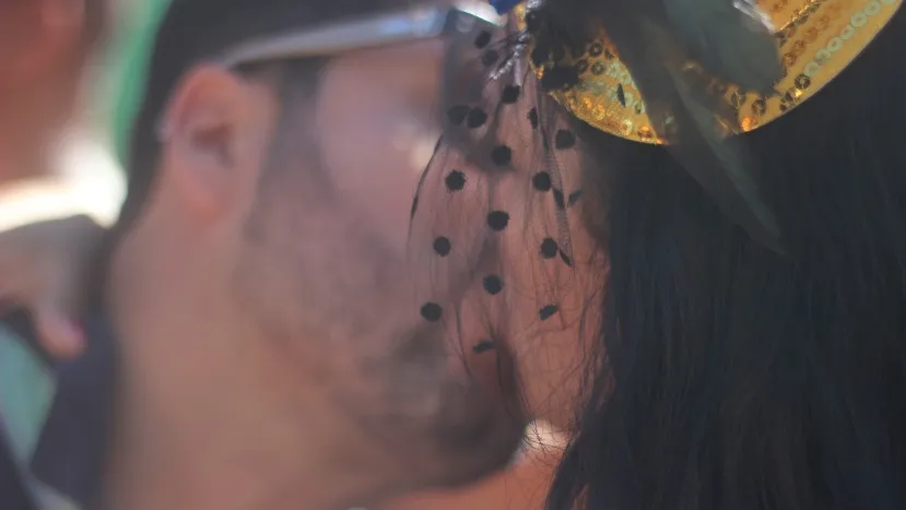 BEIJO ROUBADO: Folião aprova medida que criminaliza prática: “Se é roubado tem que ser punido”