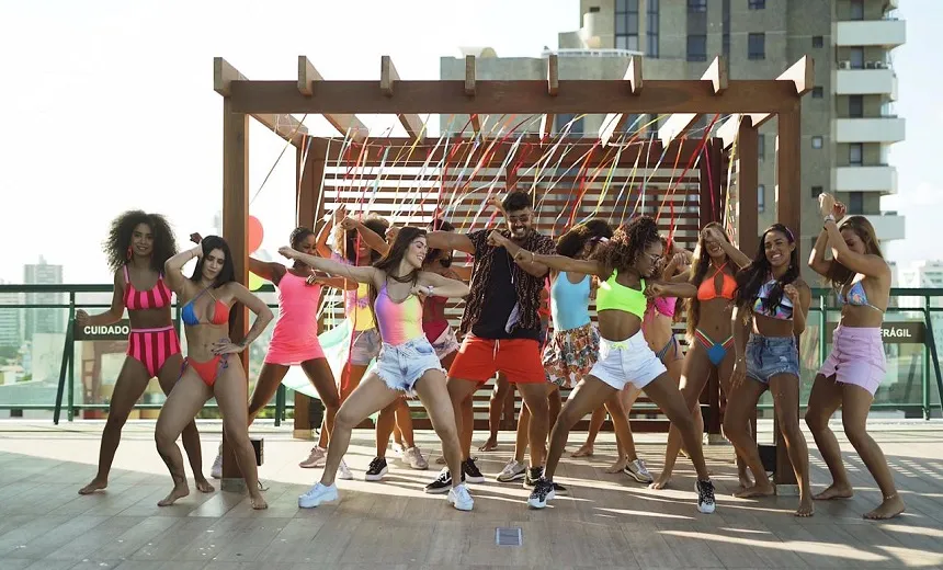 Lincoln Sena divulga clipe de nova música em parceria com FitDance; assista "Festa no Apê"