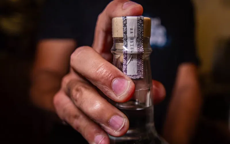 A intoxicação por metanol é uma emergência médica grave com risco de cegueira permanente, falência de múltiplos órgãos e morte, mesmo em pequenas doses/Foto: Reprodução