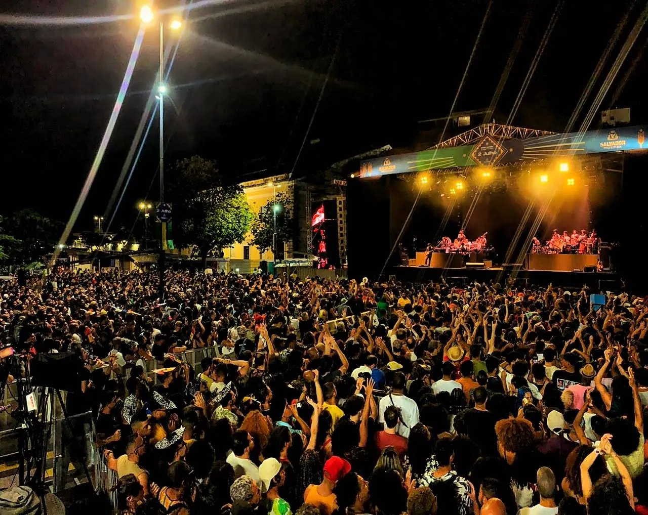 Com show que conta a história da independência da Bahia, BaianaSystem encerra comemorações do 2 de Julho