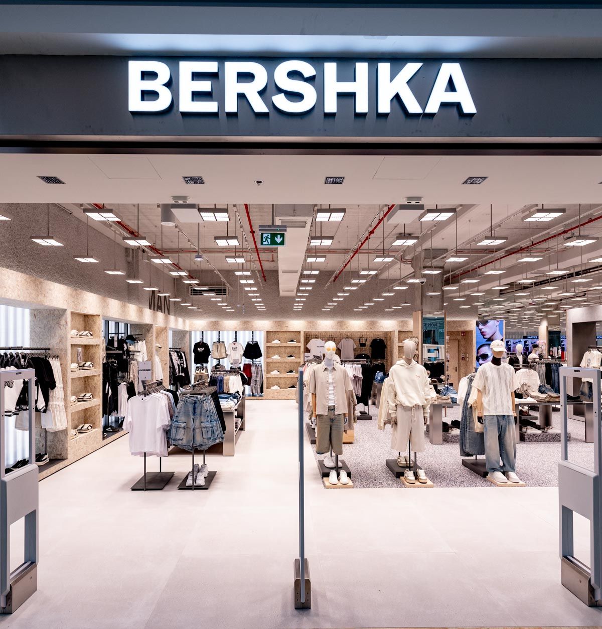 Com presen&ccedil;a em 68 mercados e cerca de 854 lojas ao redor do mundo, a Bershka atua com cole&ccedil;&otilde;es femininas, masculinas e a divis&atilde;o BSK. | Foto: Divulga&ccedil;&atilde;o