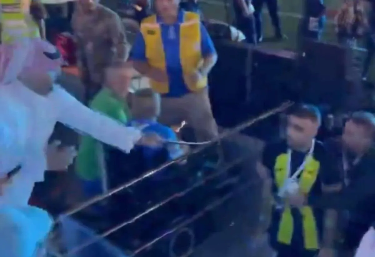 Atleta do Al-Ittihad leva chicotada de torcedor após derrota na Supercopa da Arábia Saudita