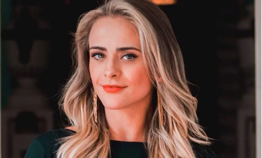 Atriz surpreende fãs com foto totalmente nua em rede social; confira