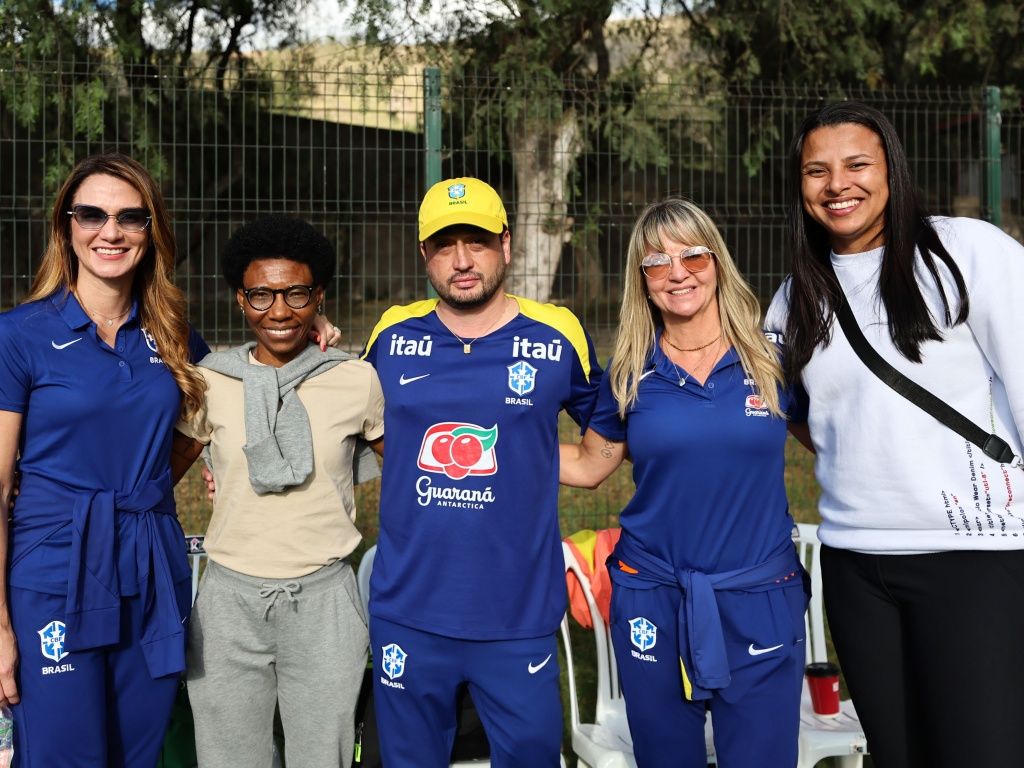 As ex-jogadores foram incentivar a atletas da Seleção Feminina. Foto:Lívia Villas Boas/CBF
