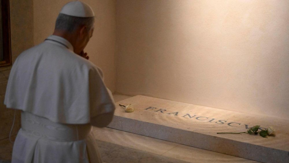 Papa Leão XIV reza, diante do túmulo de Francisco. Foto: Vatican Media