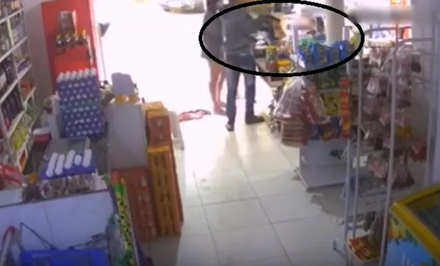Câmera de segurança flagra tentativa de assalto à mercearia, no bairro do Alto do Cabrito; veja vídeo