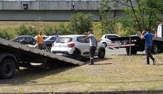 Idoso passa mal, perde controle do carro e causa acidente na Avenida Paralela, em Salvador
