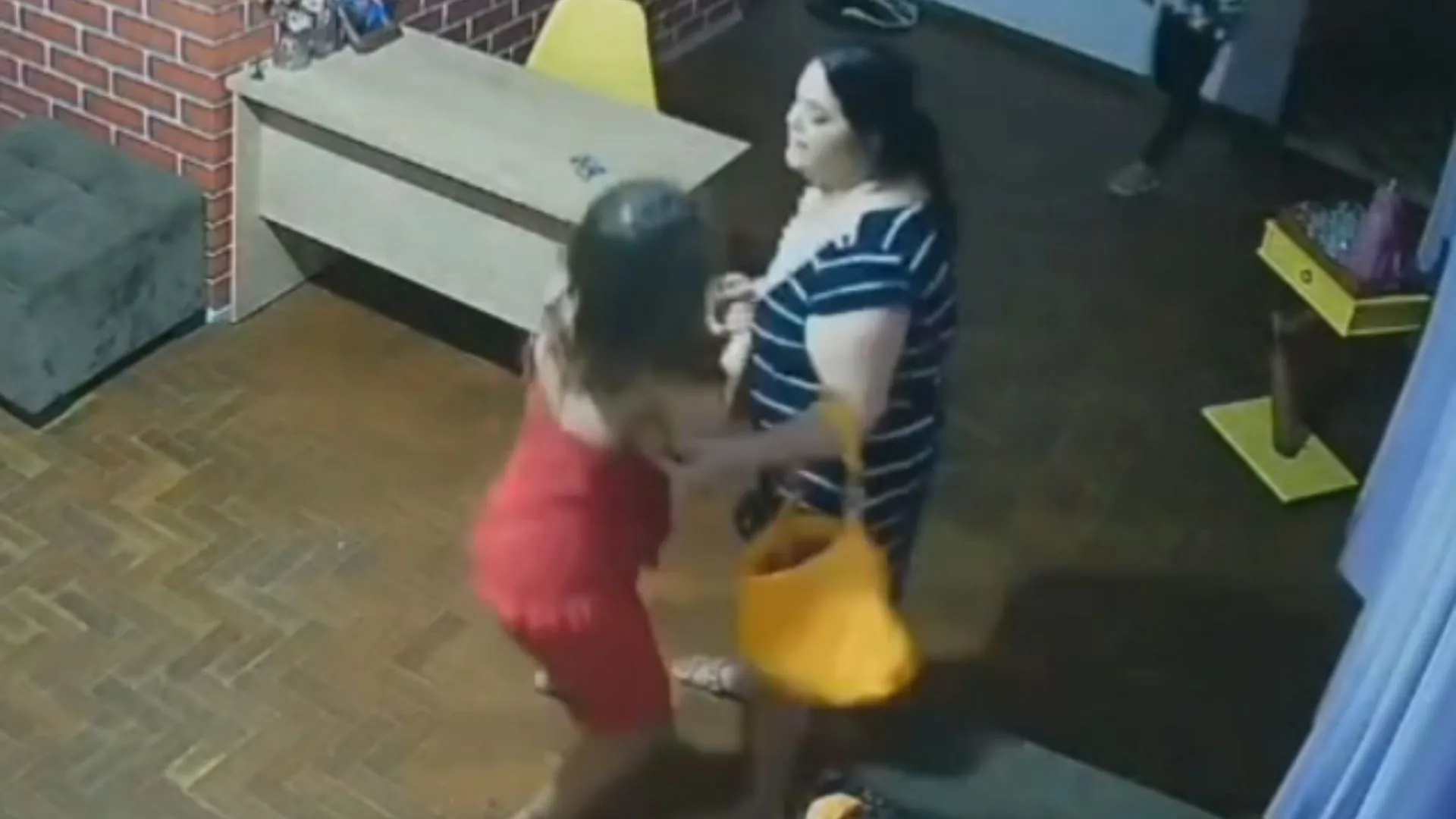 VÍDEO: presidente de abrigo para mulheres em Jequié é flagrada agredindo vítimas