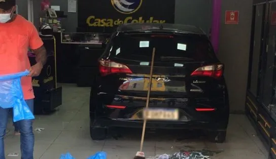 Sai da frente! Bandidos usam carro para arrombar loja de celulares no bairro da Liberdade