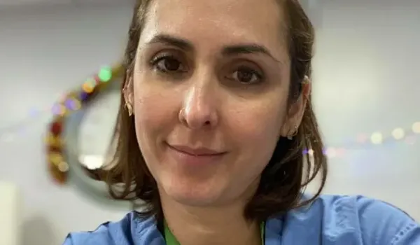 Covid-19: enfermeira brasileira é imunizada na Irlanda; "estava esperando ansiosamente"