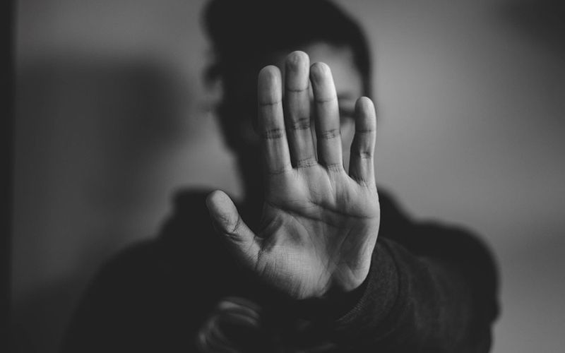 Dados do F&oacute;rum Brasileiro de Seguran&ccedil;a P&uacute;blica apontam que milhares de mulheres s&atilde;o v&iacute;timas de viol&ecirc;ncia com arma branca todos os anos no Brasil/Foto: Nadine Shaabana/Unsplash&nbsp;
