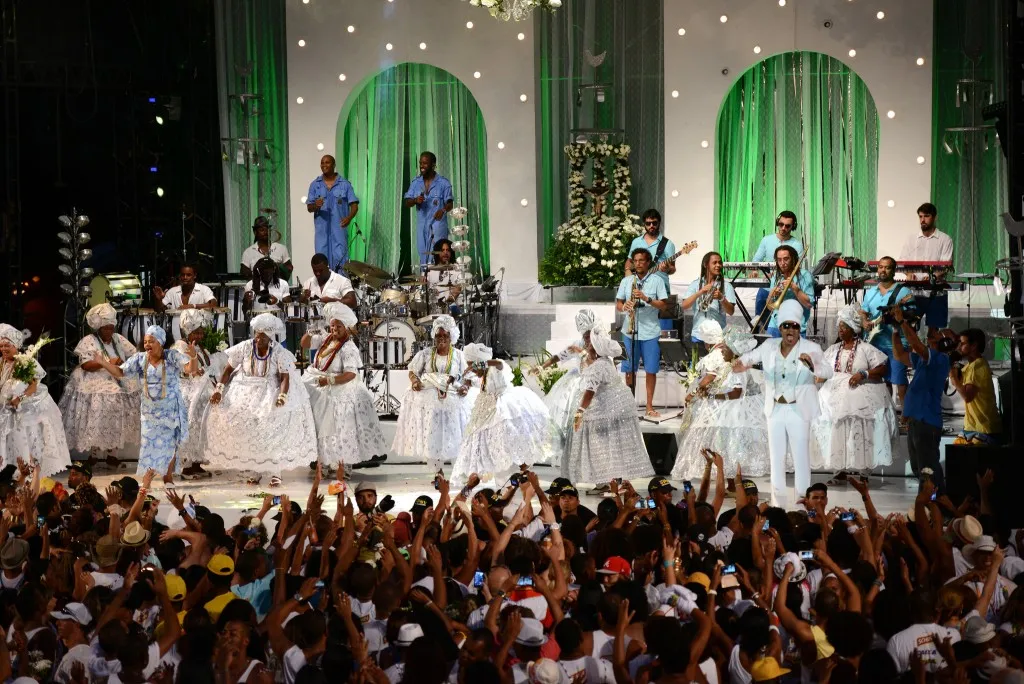 Carlinhos Brown recebe convidados na Enxaguada du Bonfim