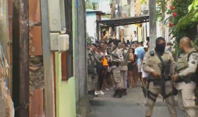 Criminosos invadiram uma residência com idosas e jovens no Arenoso, em Salvador. Foto: TV Aratu 