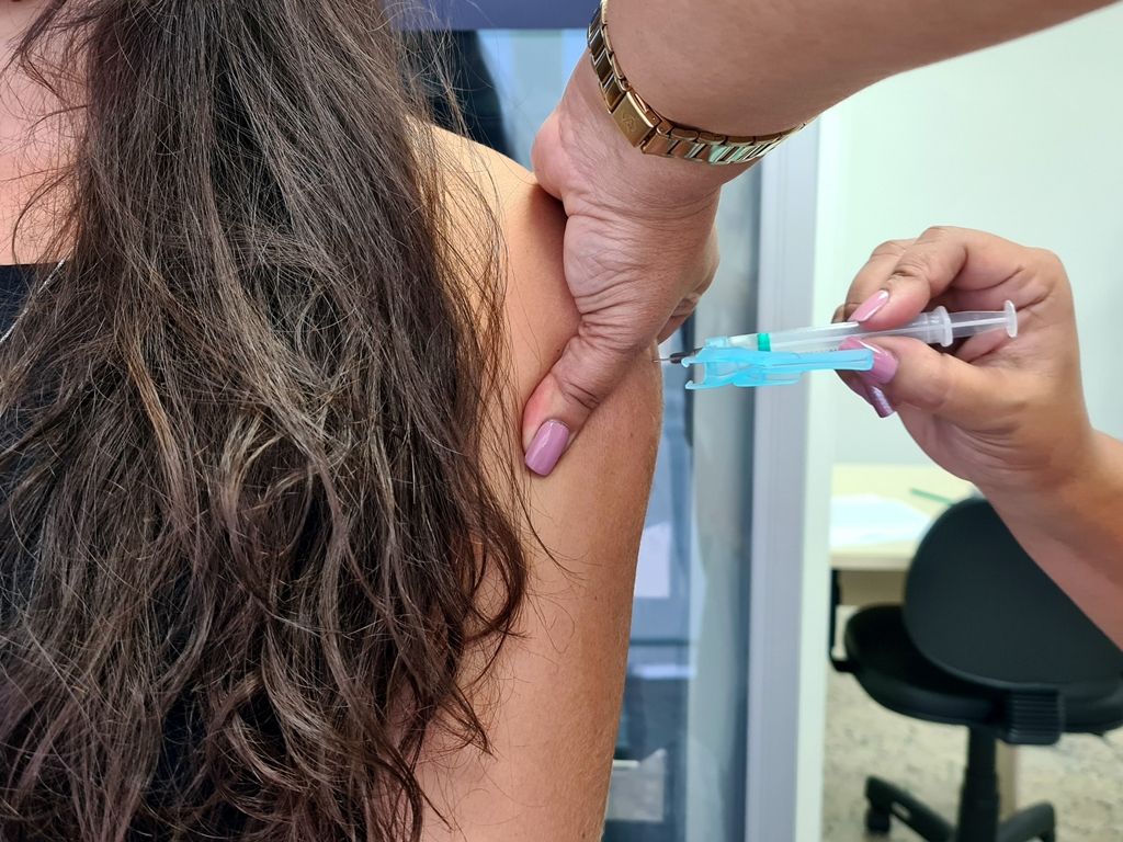 Para acesso à dose, basta apresentar documento oficial de identificação com foto e cartão SUS. Foto: Sesab