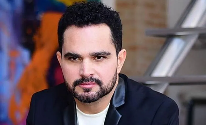   Vídeo compartilhado por sua mulher, mostra o momento em que Luciano Camargo cai durante show