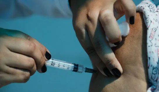 Vacina da AstraZeneca apresenta 79% de eficácia em casos sintomáticos da Covid