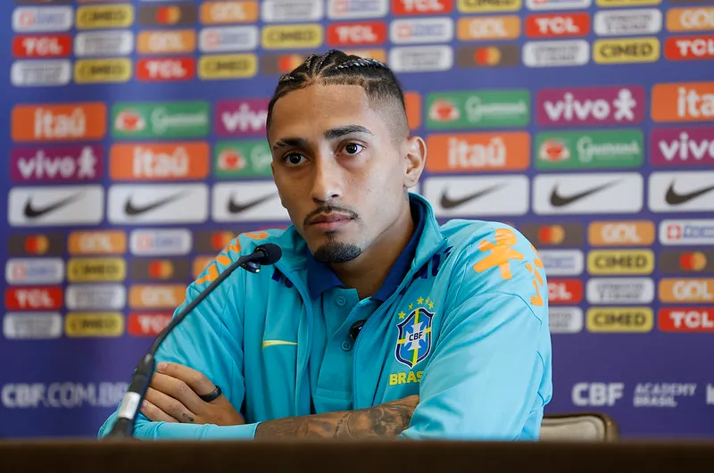 Raphinha tem lesão muscular confirmada e fica afastado da seleção brasileira