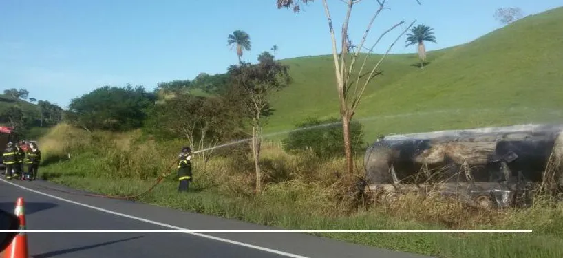 Motoristas ficam feridos após colisão de Celta e caminhão tanque na BR-101