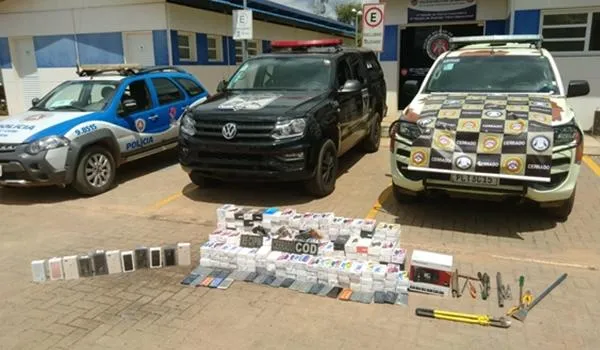 Três morrem e mais de 300 celulares são recuperados em ação da policia no interior da Bahia