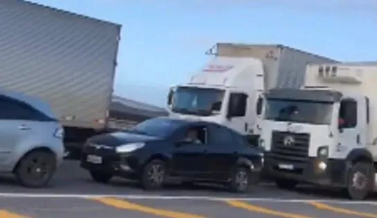 Protesto na BR-324 em trecho de Amélia Rodrigues causa congestionamento quilométrico no sentido Salvador