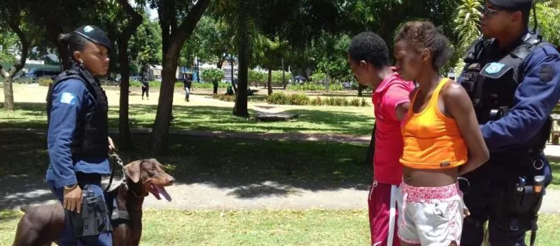 PITUBA: Com auxílio de ‘cão policial’, dupla é presa após efetuar roubo na praça Ana Lúcia Magalhães