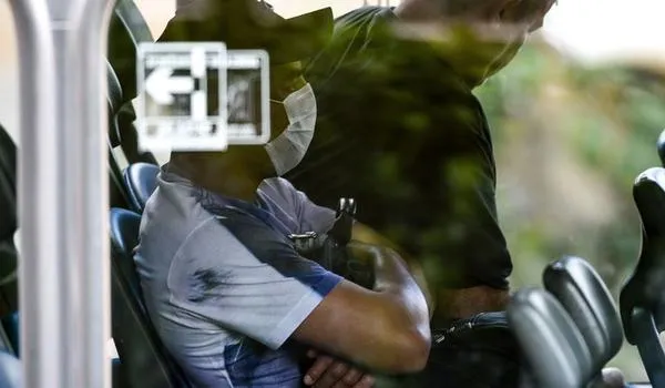 Mulher com suspeita de coronavírus foge de hospital, entra em ônibus e assusta passageiros