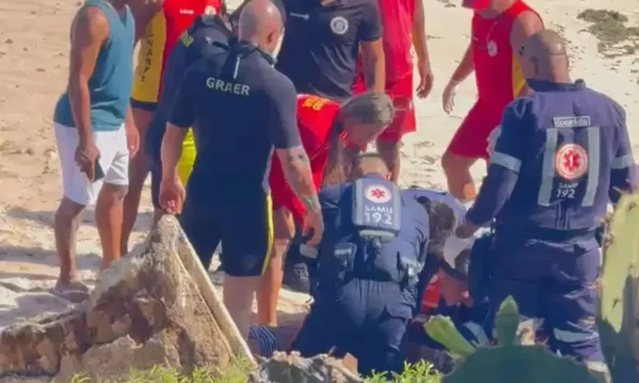 Homem morre ap&oacute;s afogamento na praia da Pituba, em Salvador.Foto: Leitor Aratu On