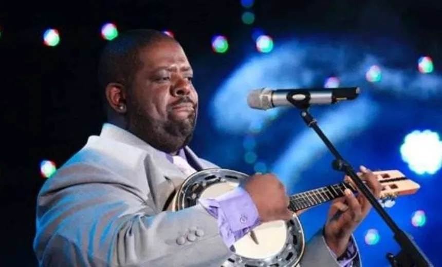 Péricles quer relembrar época do Exaltasamba no ‘Bailinho da Praia’; festa tem É o Tchan