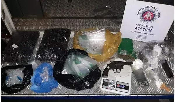 Irmãos suspeitos de tráfico de drogas são presos no Engenho Velho da Federação