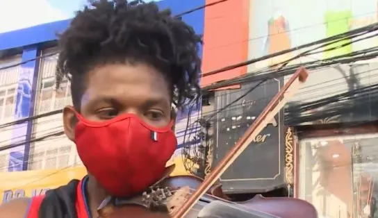 Violinista que encanta: conheça o carioca que veio pra Salvador estudar música e toca seu instrumento nas ruas