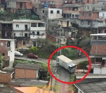Moradores voltaram a denunciar o risco para motoristas na Avenida Mois&eacute;s Mendes, em Sussuarana.| Reprodu&ccedil;&atilde;o: Al&ocirc; Juca