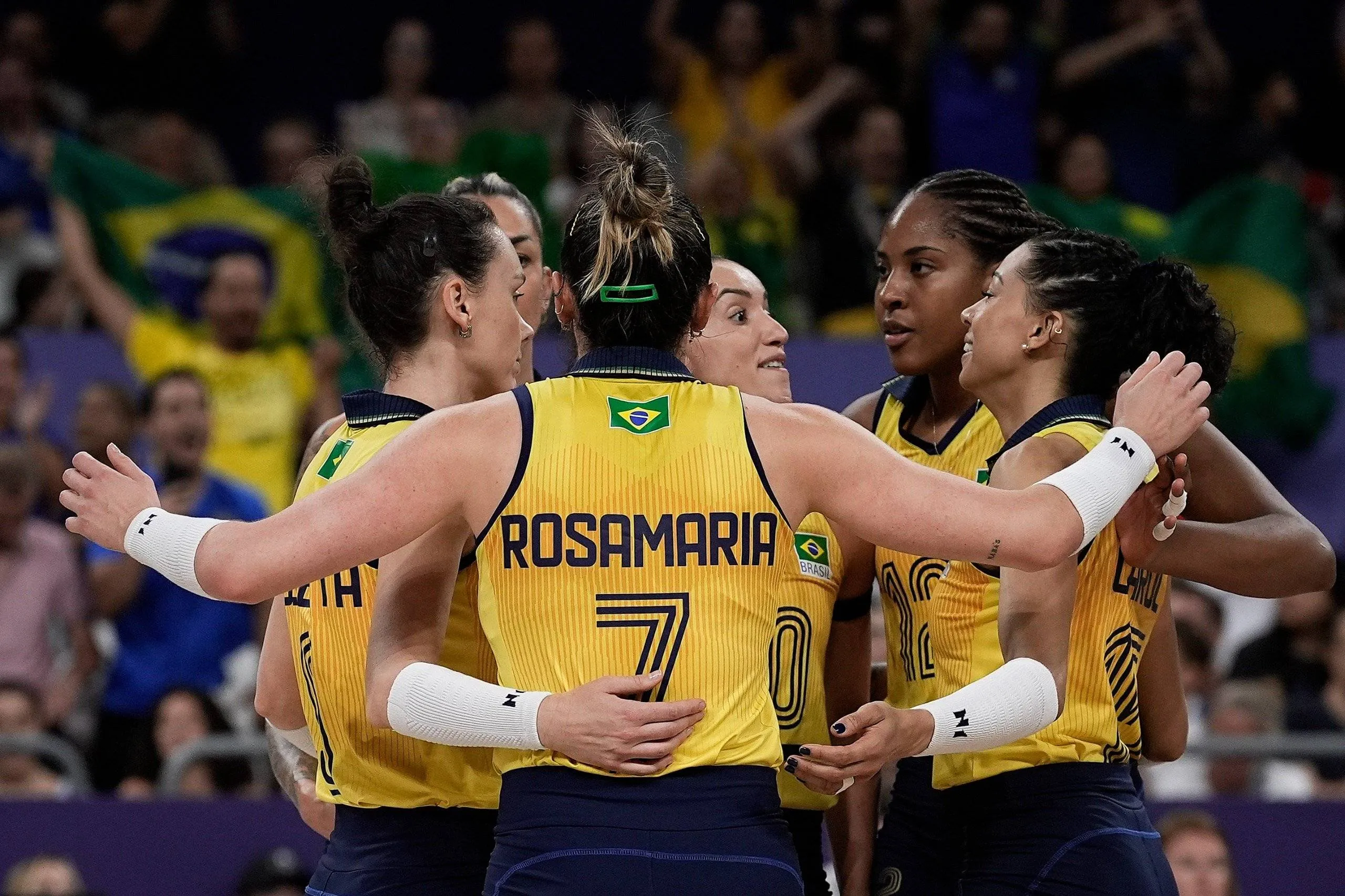 Brasil perde para Estados Unidos no vôlei feminino e disputará o bronze