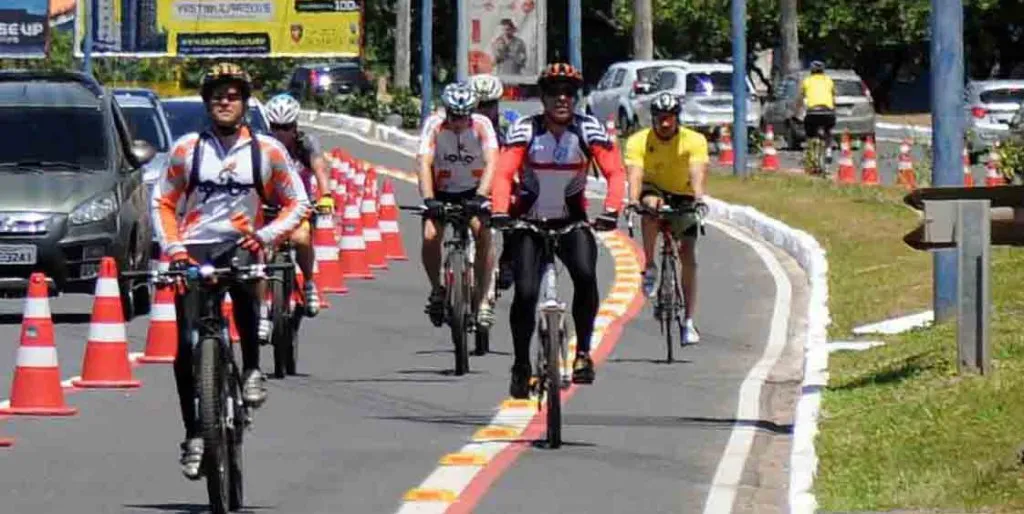 Ciclistas encaram 24 horas de pedaladas na Avenida Magalhães Neto