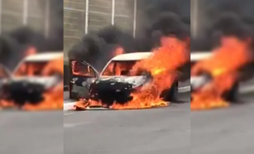 Vídeo: incêndio atinge veículo próximo à Arena Fonte Nova