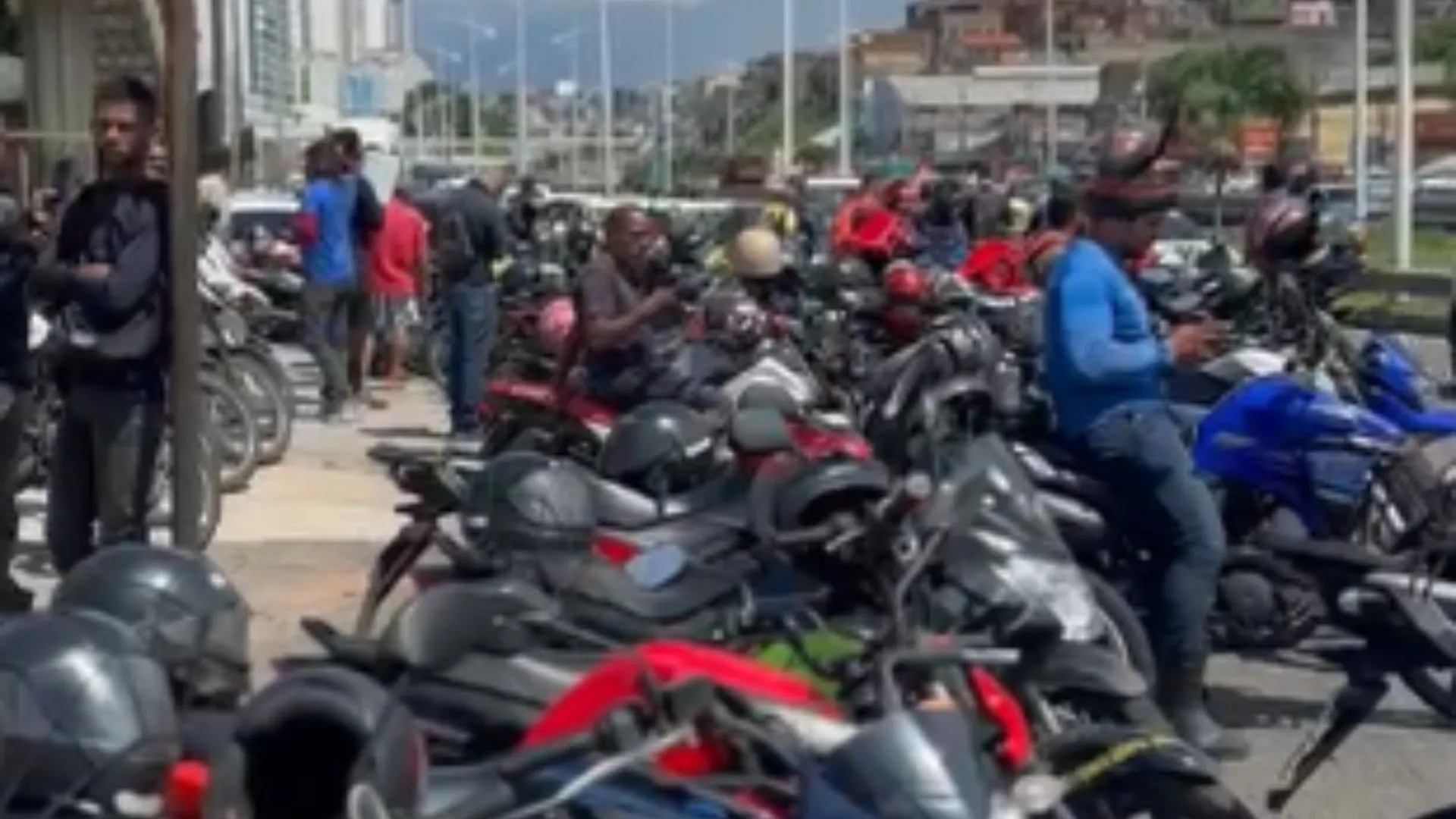 Motoboys realizam protesto contra aumento no preço dos combustíveis em Salvador