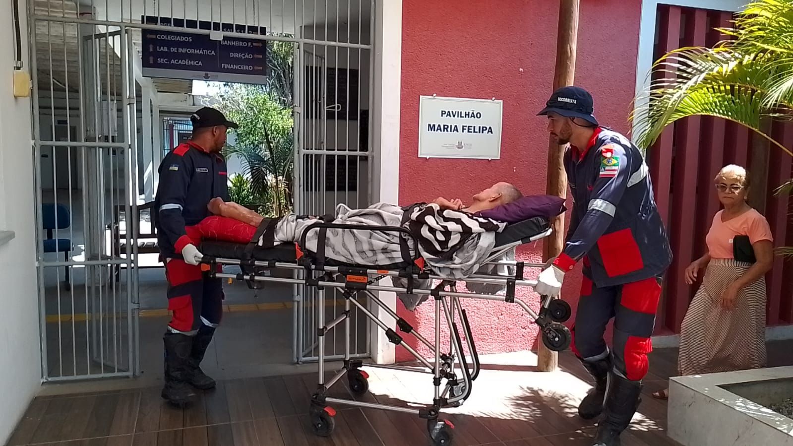 Eleitor consciente! Homem com tetraplegia recebe ajuda para votar na Bahia. Foto: Reprodu&ccedil;&atilde;o &Aacute;guia Resgate 