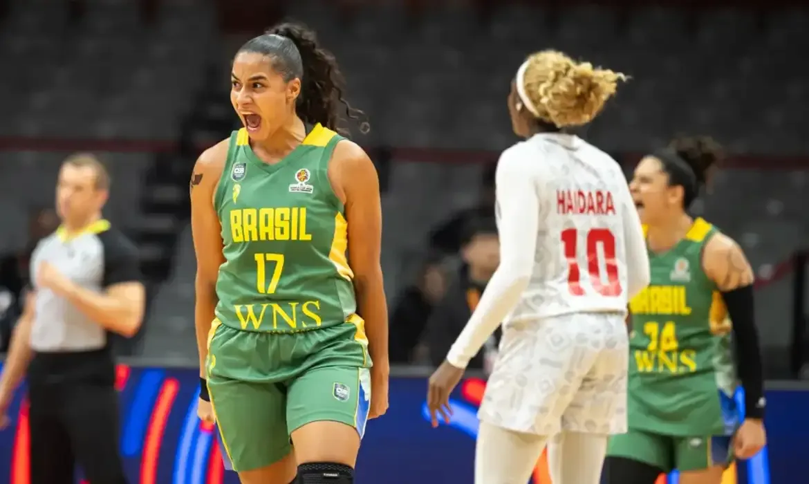 Virada no fim mantém Brasil na briga por vaga na Copa do Mundo de Basquete