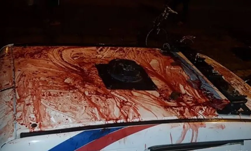 Dentro de ambulância, paciente surta, tenta destruir veículo e golpeia a si mesmo; assista