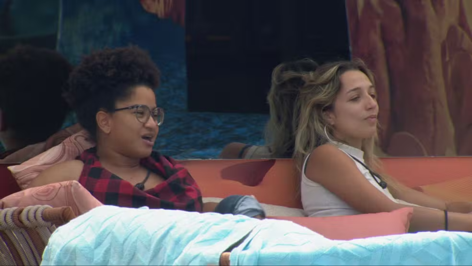 Milena e Jonas trocaram farpas na &aacute;rea externa da casa do BBB 26 | Foto: Globo