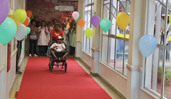 Garoto de 13 anos deixa hospital após passar 569 dias internado em Feira de Santana