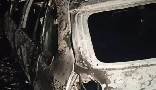 Corpo de jovem é encontrado dentro de veículo incendiado; causa da morte está em investigação