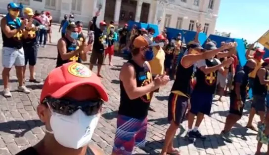 Salva-vidas fazem paralisação e pedem prioridade na vacinação contra a Covid-19