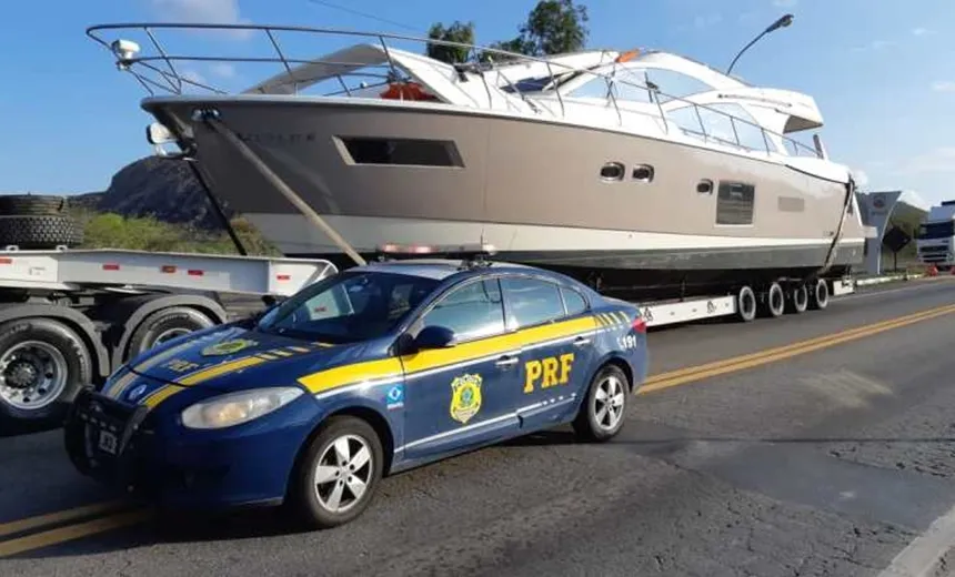 Em menos de um mês, segundo barco de luxo sendo transportado de forma irregular por estradas baianas é retido 