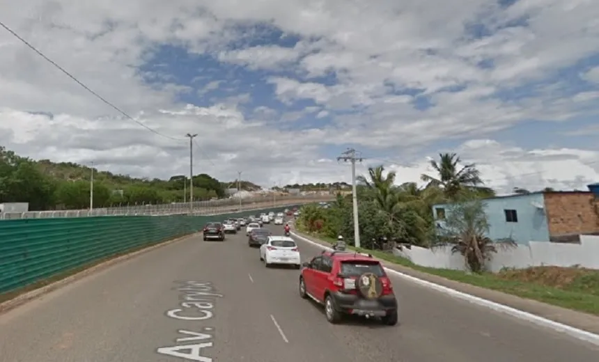 Colisão entre dois carros deixa trânsito prejudicado na Avenida Carybé