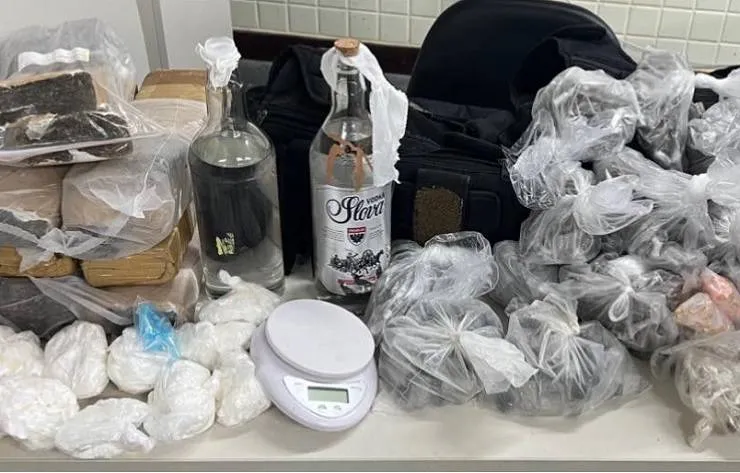 Ao perceber chegada da Rondesp, traficantes fogem e abandonam drogas em Cajazeiras