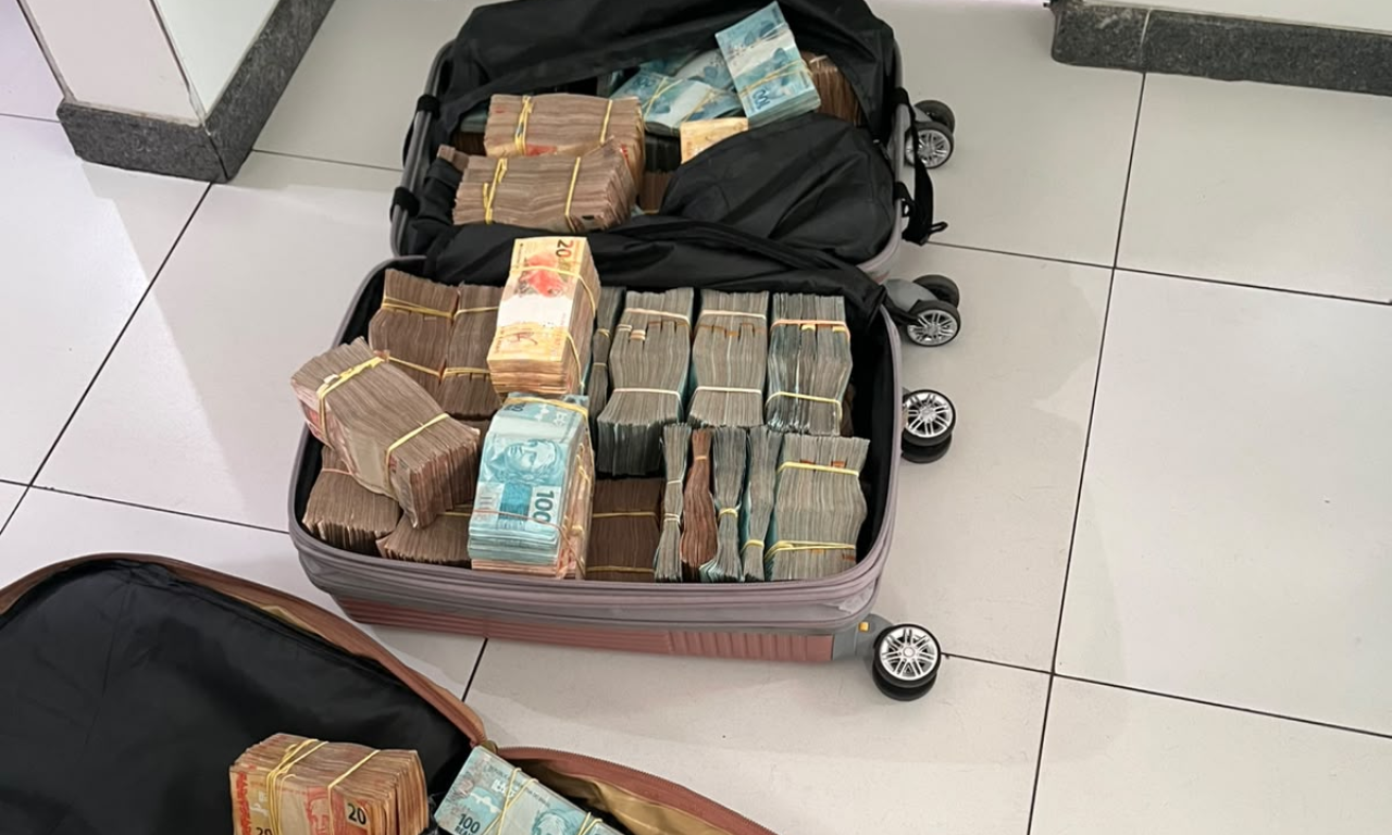 Mais de R$ 1,3 milh&atilde;o em dinheiro &eacute; encontrado durante abordagem na Bahia. Foto: Divulga&ccedil;&atilde;o | PMBA