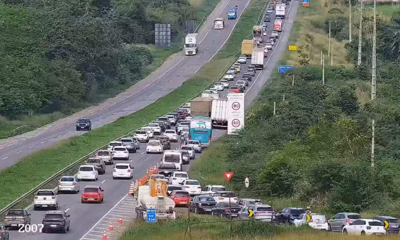Trecho da BR-324 &eacute; interditado ap&oacute;s defeito na pista em Sim&otilde;es Filho. Foto: Divulga&ccedil;&atilde;o