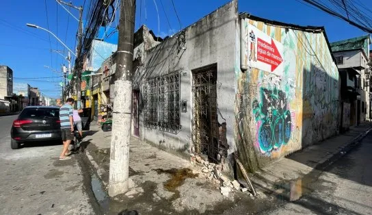 Motorista perde o controle e acaba invadindo loja no bairro do Uruguai; dono estava dormindo
