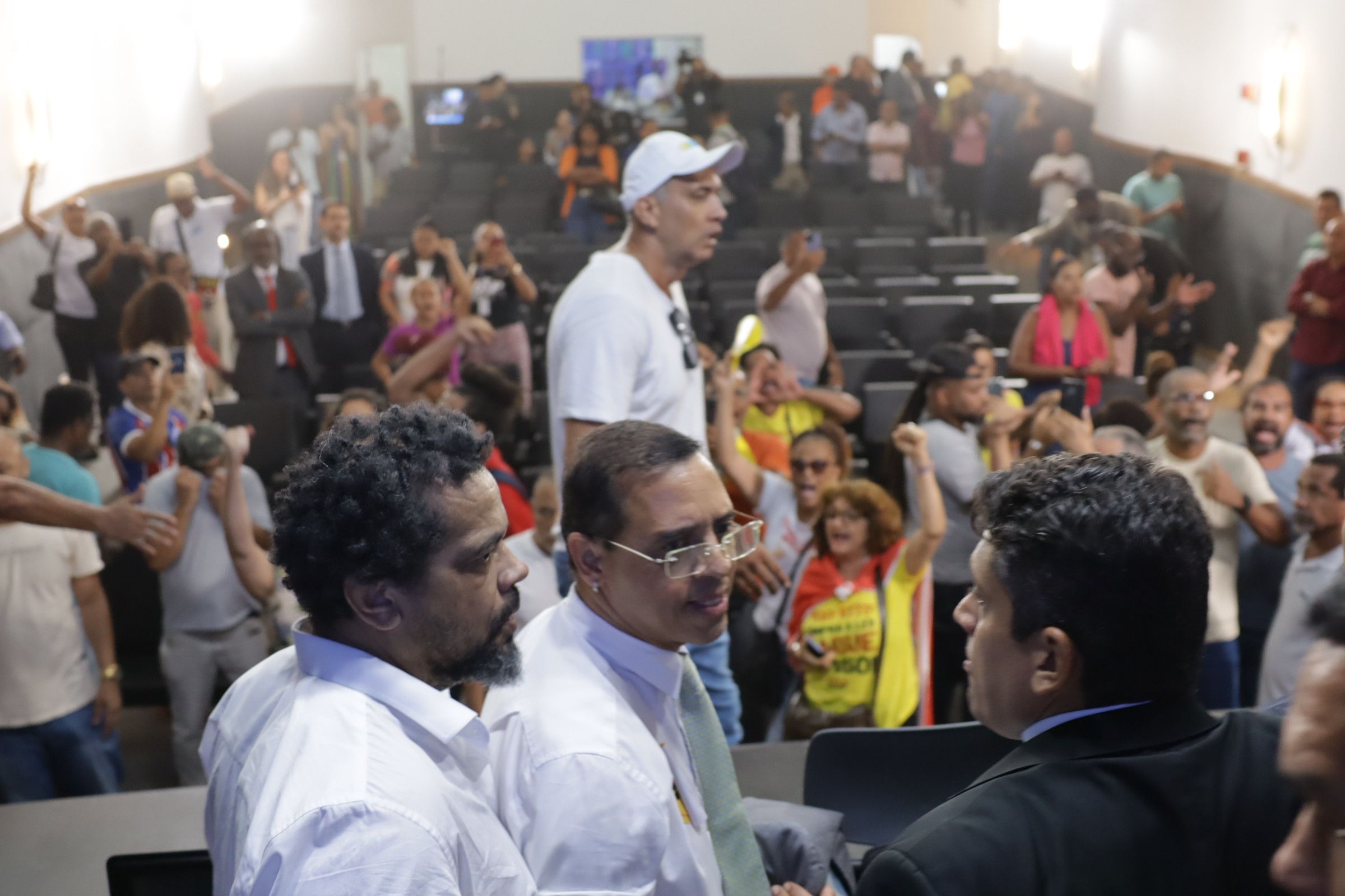Hilton Coelho participou de protesto que culminou em invasão à Câmara de Salvador | Foto: Antonio Queirós/CMS