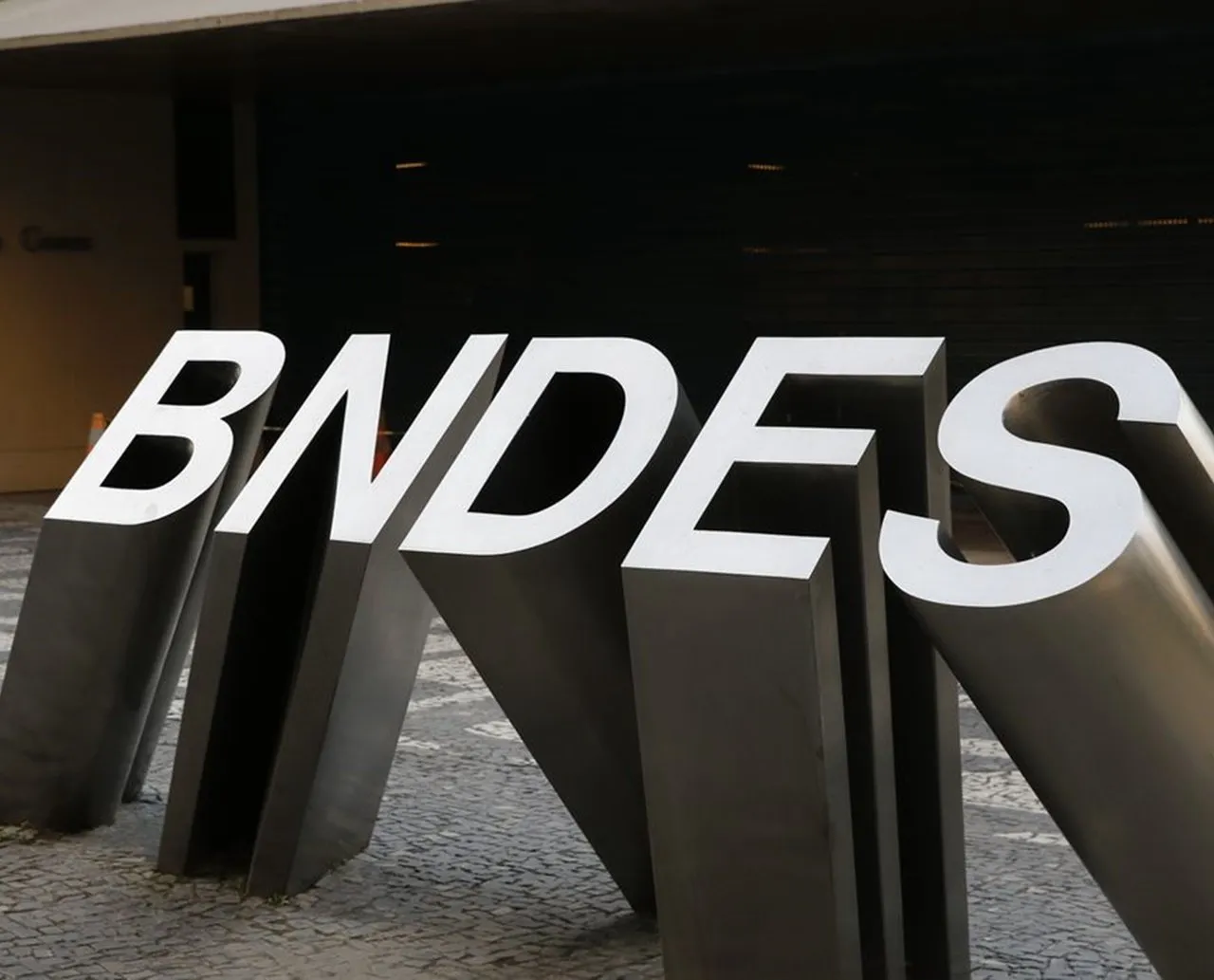 BNDES financia complexo solar na Bahia para abastecer refinaria de Irecê